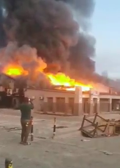 Fire destroys shopping centre
